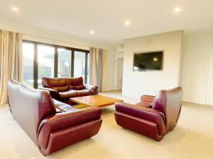 Μια τηλεόραση ή/και κέντρο ψυχαγωγίας στο Modern，Spacious 5 bedroom house in north Hamilton