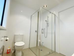 Ένα μπάνιο στο Modern，Spacious 5 bedroom house in north Hamilton +10 φωτογραφίες
