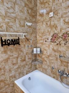 een badkamer met een bad en een wastafel bij Amore Koper in Koper
