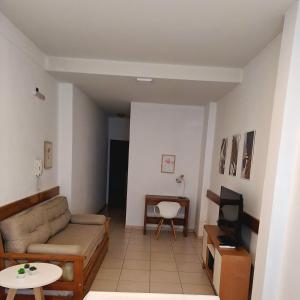 ein Wohnzimmer mit einem Sofa und einem Tisch in der Unterkunft BeelApt - Departamento elegante y seguro, con Cochera Exclusiva in La Plata