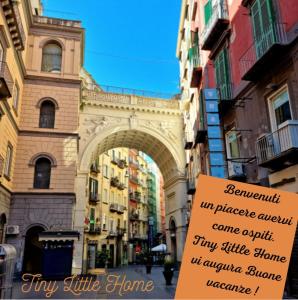 un bâtiment avec une arche au milieu d'une rue dans l'établissement Tiny Little Home - Casa Vacanze ad Uso Esclusivo, à Naples