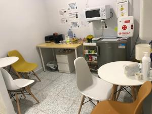 Zimmer mit Stühlen, einem Tisch und einem Schreibtisch in der Unterkunft Pensión Camino del Norte in Sestao
