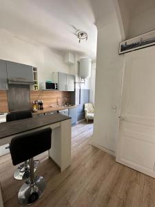 cocina con escritorio y silla en una habitación en 600m port, tramway, clim, wifi en Niza