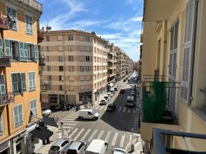 vistas a una calle de la ciudad con coches aparcados en 600m port, tramway, clim, wifi, en Niza