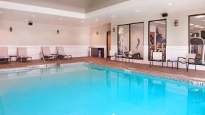 本德的住宿－本德萬豪春季山丘套房酒店，一个带椅子和桌子的大型游泳池