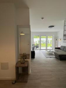 ein Wohnzimmer mit einem Sofa und einem Spiegel in der Unterkunft Luxuriöses Apartment für 4 Personen, Neubau, Parkplatz free in Bochum