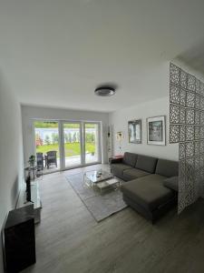 uma sala de estar com um sofá e uma mesa em Luxuriöses Apartment für 4 Personen, Neubau, Parkplatz free em Bochum