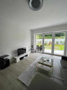 TV a/nebo společenská místnost v ubytování Luxuriöses Apartment für 4 Personen, Neubau, Parkplatz free