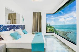 Koolbaaicondostmaarten by the sea -Adults Only-的一间带床的卧室，可欣赏海景