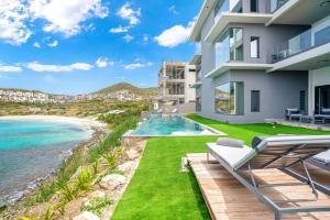 Koolbaaicondostmaarten by the sea -Adults Only-的阳台享有海滩美景。