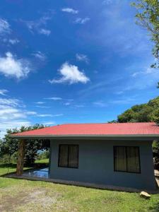 una piccola casa blu con tetto rosso di Akira Lodge a Monteverde Costa Rica