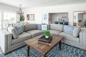 una sala de estar con un sofá y una mesa en CB-2445A - Carlsbad Casa De Los Sueños | Unit A, en Carlsbad