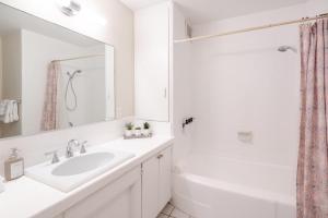 Un baño blanco con lavabo y ducha. en CB-2445B - Carlsbad Casa De Los Sueños | Unit B, en Carlsbad