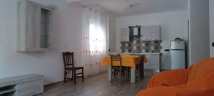 uma cozinha com mesa e cadeiras num quarto em Casa vacanze Il Girasole em Bagheria