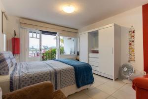 1 dormitorio con cama y ventana en Condomínio Paradisíaco em Búzios, en Búzios