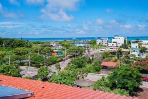 z góry widok na miasto z budynkami i ocean w obiekcie Galapagos Verde Azul w mieście Puerto Ayora