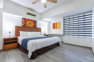 - une chambre avec un grand lit et une fenêtre dans l'établissement European Life Style Executive Suites, à Guadalajara