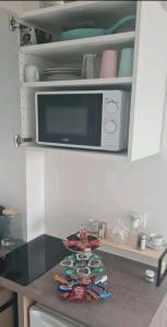 Kuchyň nebo kuchyňský kout v ubytování Bron centre appartement meublé avec jacuzzi