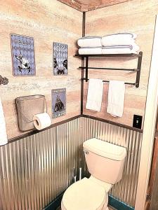 La salle de bains est pourvue de toilettes et de serviettes. dans l'établissement Charming Mound Street Retreat, à Baraboo
