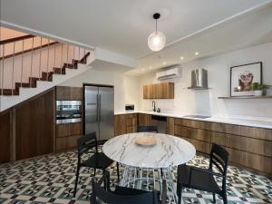 a kitchen and dining room with a table and chairs at AmazINN Places Casa Bandera I in Panama City +13 photos