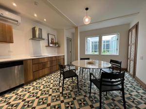 a kitchen and dining room with a table and chairs at AmazINN Places Casa Bandera I in Panama City