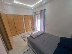 a bedroom with a bed and a window in it at Best Appertement in haut founty in Agadir