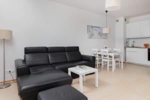 Kuchyňa alebo kuchynka v ubytovaní Beautiful Apartment Gdynia Czarnieckiego with Balcony by Noclegi Renters + 20 fotografií