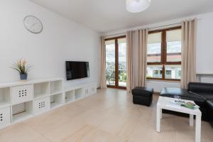 Televízia a/alebo spoločenská miestnosť v ubytovaní Beautiful Apartment Gdynia Czarnieckiego with Balcony by Noclegi Renters