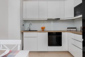Kuchyňa alebo kuchynka v ubytovaní Beautiful Apartment Gdynia Czarnieckiego with Balcony by Noclegi Renters