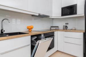 Kuchyňa alebo kuchynka v ubytovaní Beautiful Apartment Gdynia Czarnieckiego with Balcony by Noclegi Renters