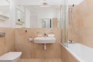 Kúpeľňa v ubytovaní Beautiful Apartment Gdynia Czarnieckiego with Balcony by Noclegi Renters