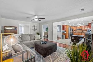 uma sala de estar com um sofá e uma mesa em San Gabriel Stunner - An Irvie Home em Albuquerque