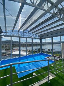 vista sull'alto di una grande piscina in un edificio di Acogedor y moderno loft para descanso a Paipa