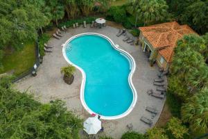 an overhead view of a swimming pool at a resort at 5 mins from Disney, Family Friendly Townhome in Kissimmee