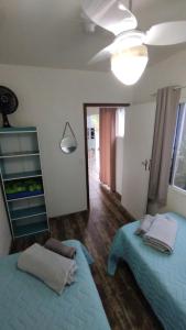 インビトゥバにあるCasa Container Praia do Rosa - 01 Ibiraqueraのベッド2台と鏡のあるリビングルーム