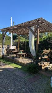 インビトゥバにあるCasa Container Praia do Rosa - 01 Ibiraqueraのベンチと滑り台を備えた木製のガゼボ