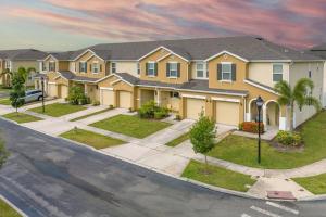 a row of houses in a residential neighborhood at 5 mins from Disney, Family Friendly Townhome in Kissimmee