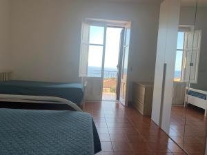1 Schlafzimmer mit 2 Betten und Meerblick in der Unterkunft Casa vacanze Marina di Camerota in Marina di Camerota