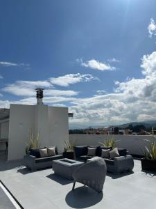 patio con divani e sedie sul tetto di Acogedor y moderno loft para descanso a Paipa