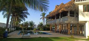 Bazén v ubytování QUINTA DIAMANTE villas&hotel nebo v jeho okolí