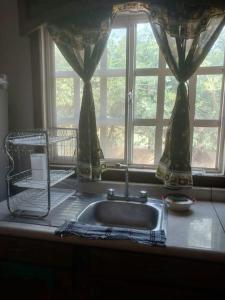 encimera de cocina con fregadero y ventana en Casa de campo - Ruta Turquesa, en El Naranjo