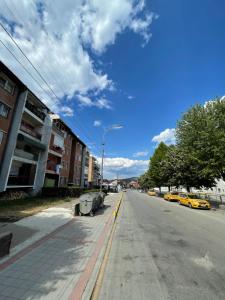 una calle de ciudad vacía con edificios y un cielo azul en ASKonak Apartman Novi Pazar en Novi Pazar