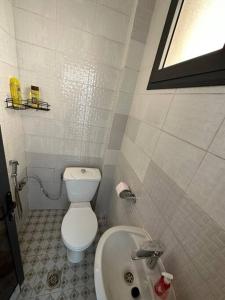 een kleine badkamer met een toilet en een wastafel bij Appartement neuf/vue sur mer in Yof