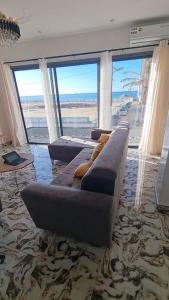 Een zitgedeelte bij Appartement neuf/vue sur mer