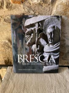 un libro del museo de arte e historia en Casa Roveglia, en Brescia