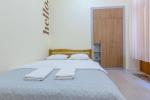 - une chambre avec un lit et 2 serviettes dans l'établissement Lviv Comfort І Затишний Львів, à Lviv