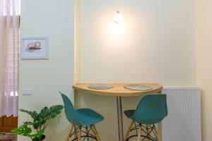 - une cuisine avec deux chaises bleues et une table dans l'établissement Lviv Comfort І Затишний Львів, à Lviv