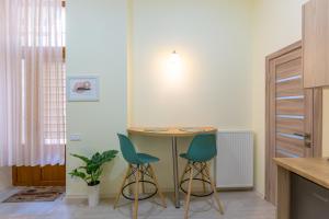 une cuisine avec une petite table et deux chaises dans l'établissement Lviv Comfort І Затишний Львів, à Lviv