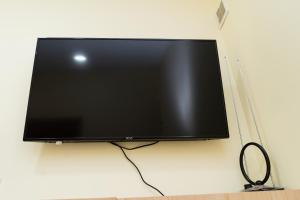 Elle comprend une télévision à écran plat suspendue au mur. dans l'établissement Lviv Comfort І Затишний Львів, à Lviv