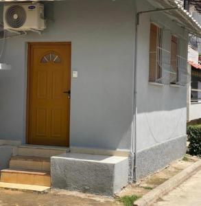 una puerta de una casa con una entrada y un porche en Meg’s Apartment, en Gjirokastra